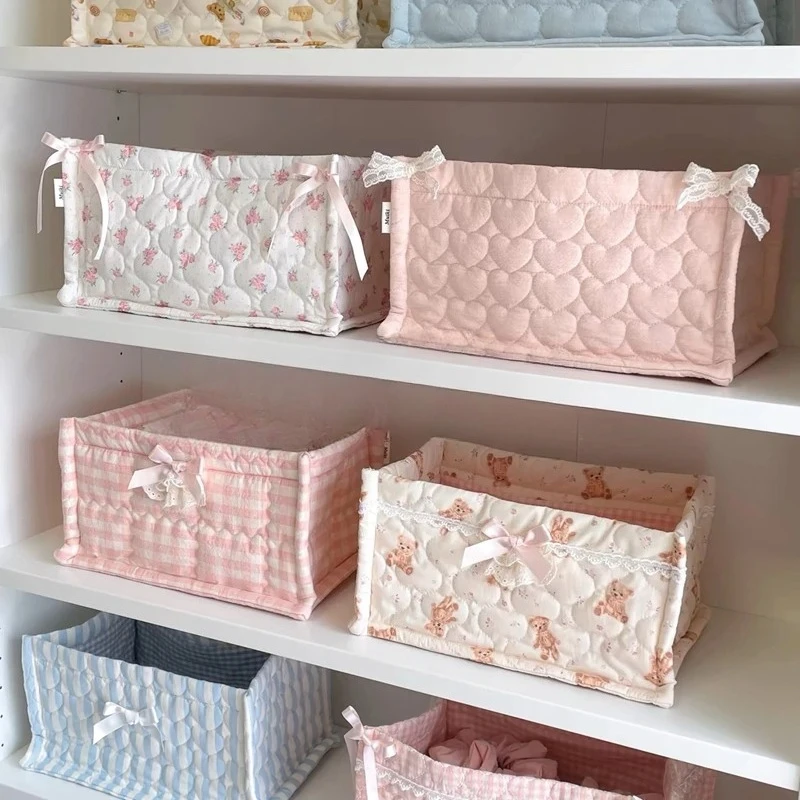 S537432a536b8433484654e00bcee94d0j.webp Panier de Rangement Carré en Dentelle Fleurie – Organiseur de Bureau Matelassé Style Coréen – Image 1